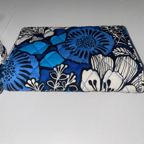 Vera Bradley | Blue Bayou Your Turn Smartphone Wristlet Blue - Picture 12 of 16